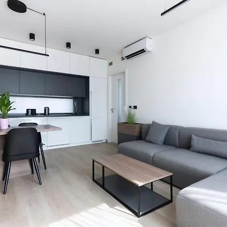 Spacious Floor Flat, Air Conditioning, Free Parking, 200mb Wifi