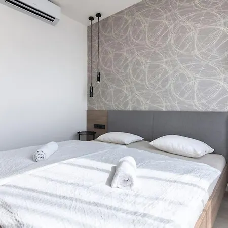 Daire Spacious Floor Flat, Air Conditioning, Free Parking, 200mb Wifi Prag
