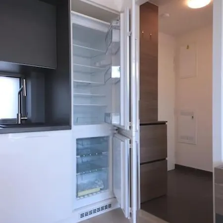 Spacious Floor Flat, Air Conditioning, Free Parking, 200mb Wifi * Prag