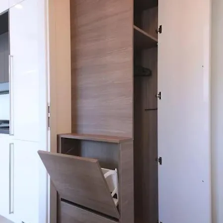 Spacious Floor Flat, Air Conditioning, Free Parking, 200mb Wifi