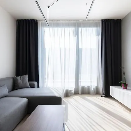 Spacious Floor Flat, Air Conditioning, Free Parking, 200mb Wifi アパート *