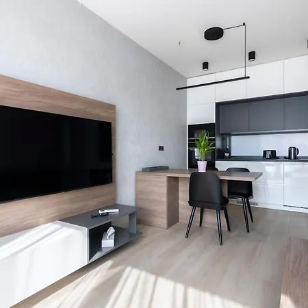 Spacious Floor Flat, Air Conditioning, Free Parking, 200mb Wifi *