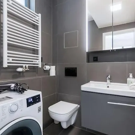 Lägenhet Spacious Floor Flat, Air Conditioning, Free Parking, 200mb Wifi