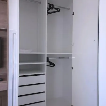 Spacious Floor Flat, Air Conditioning, Free Parking, 200mb Wifi Prag