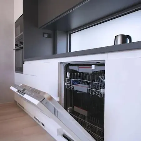 Spacious Floor Flat, Air Conditioning, Free Parking, 200mb Wifi Lägenhet *