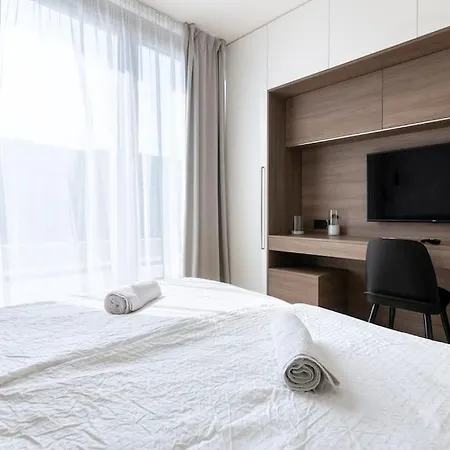 Lägenhet Spacious Floor Flat, Air Conditioning, Free Parking, 200mb Wifi