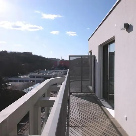 Spacious Floor Flat, Air Conditioning, Free Parking, 200mb Wifi Lägenhet *