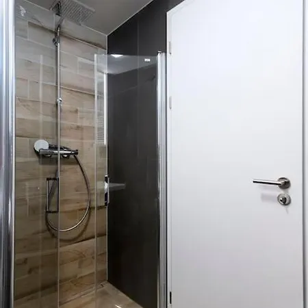 Spacious Floor Flat, Air Conditioning, Free Parking, 200mb Wifi Lägenhet