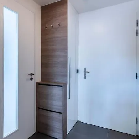 Spacious Floor Flat, Air Conditioning, Free Parking, 200mb Wifi Lägenhet *