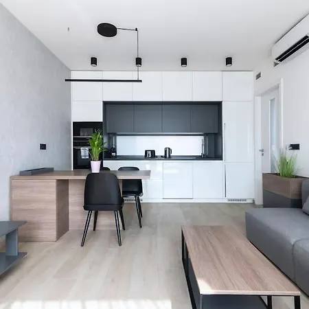 Spacious Floor Flat, Air Conditioning, Free Parking, 200mb Wifi Lägenhet