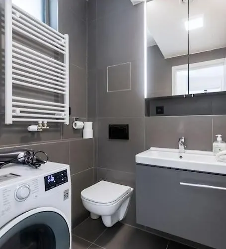 아파트 Spacious Floor Flat, Air Conditioning, Free Parking, 200mb Wifi