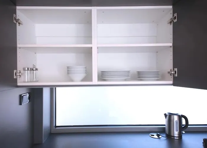 Spacious Floor Flat, Air Conditioning, Free Parking, 200mb Wifi