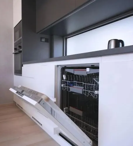 Spacious Floor Flat, Air Conditioning, Free Parking, 200mb Wifi 아파트 *