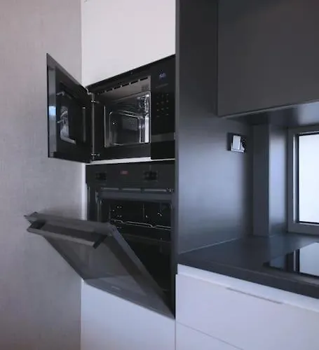 Spacious Floor Flat, Air Conditioning, Free Parking, 200mb Wifi * 프라하