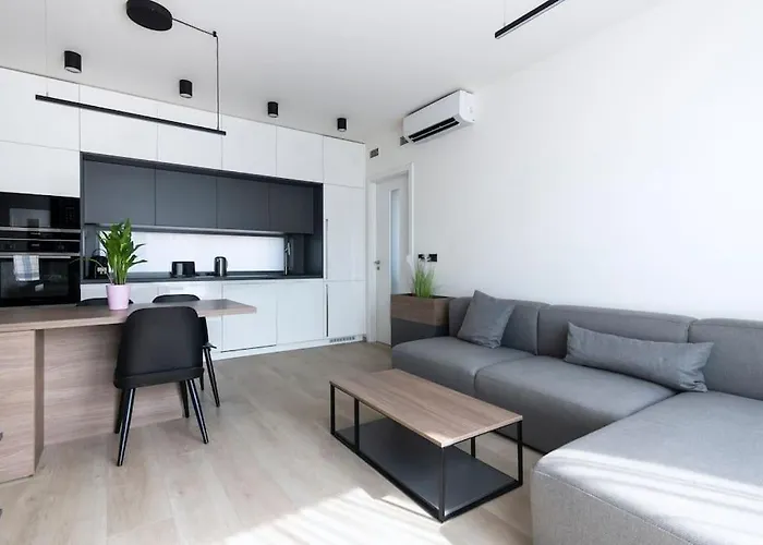 Spacious Floor Flat, Air Conditioning, Free Parking, 200mb Wifi