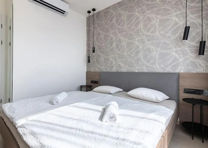 아파트 Spacious Floor Flat, Air Conditioning, Free Parking, 200mb Wifi 프라하