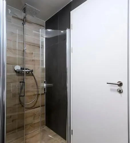 Spacious Floor Flat, Air Conditioning, Free Parking, 200mb Wifi 아파트