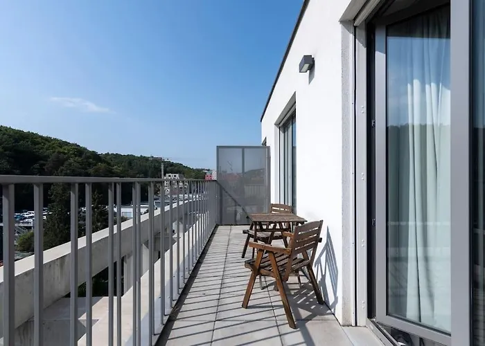 Spacious Floor Flat, Air Conditioning, Free Parking, 200mb Wifi *