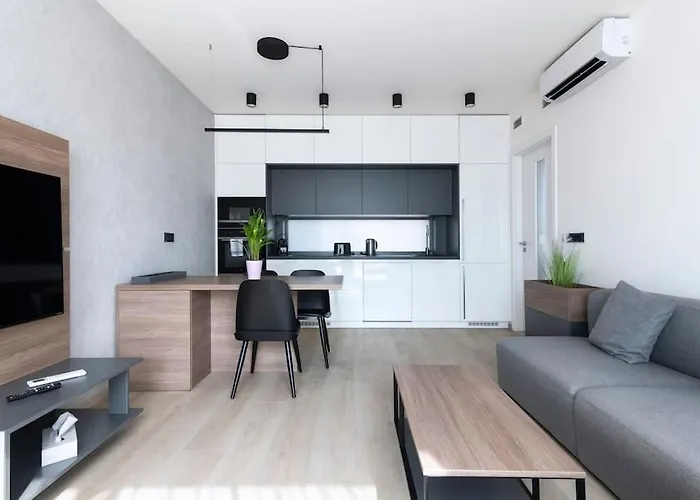 Spacious Floor Flat, Air Conditioning, Free Parking, 200mb Wifi شقة
