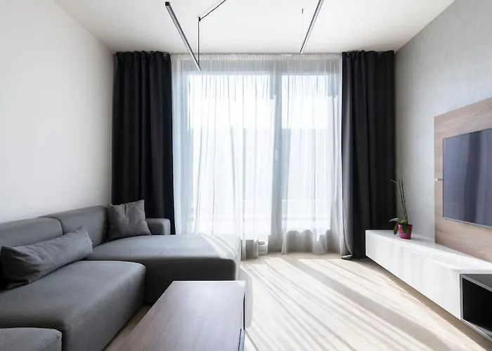 Spacious Floor Flat, Air Conditioning, Free Parking, 200mb Wifi شقة *