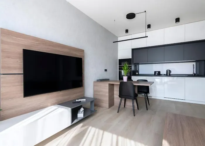 Spacious Floor Flat, Air Conditioning, Free Parking, 200mb Wifi *